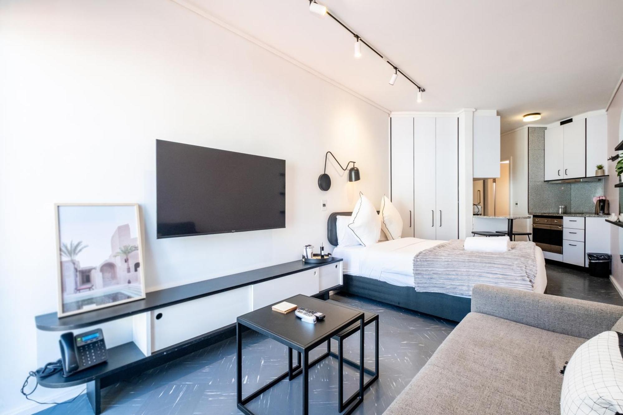 Flamingo807: Floor Sea Point Aprt With Balcony Apartment *