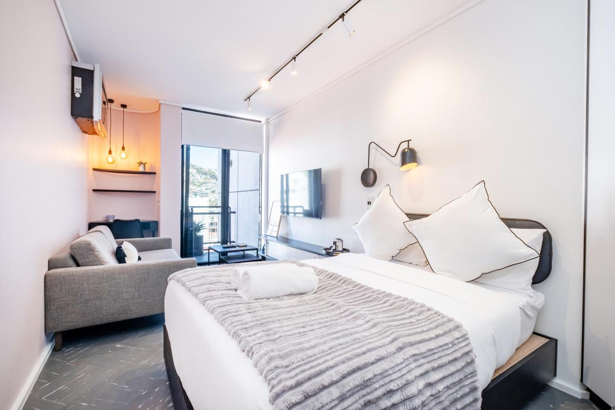Flamingo807: Floor Sea Point Aprt With Balcony Cape Town
