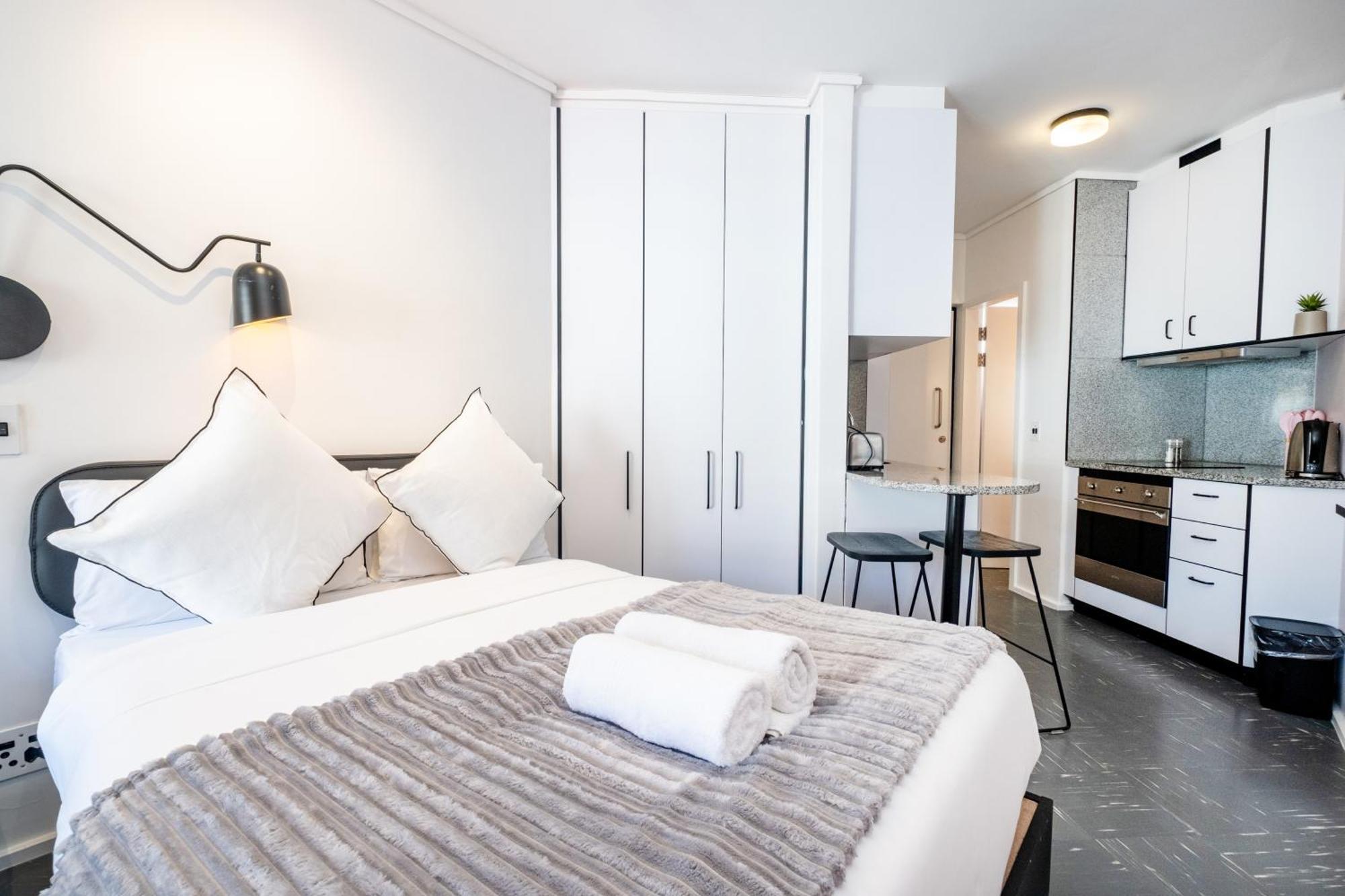 Flamingo807: Floor Sea Point Aprt With Balcony Apartment *
