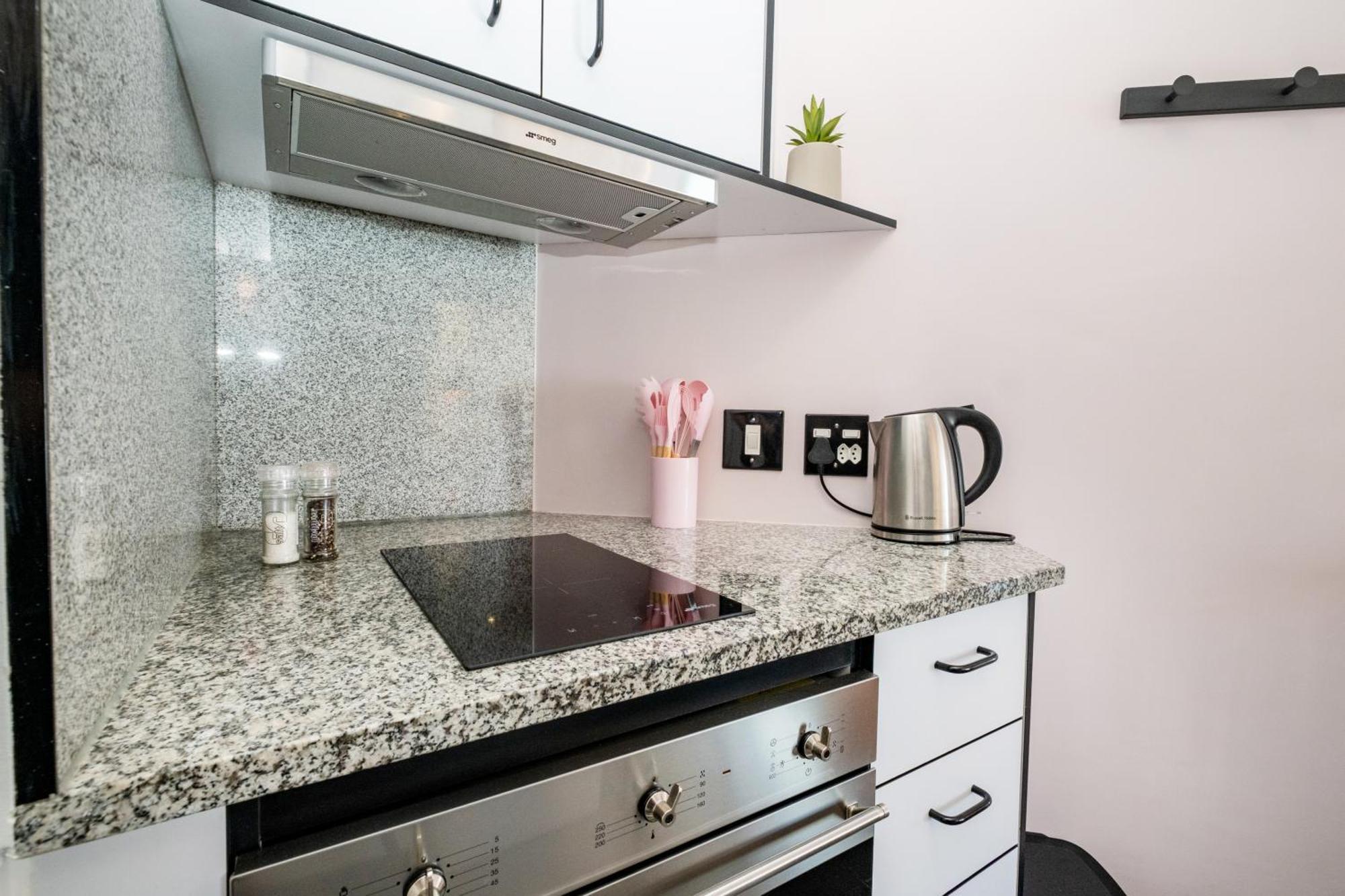 Flamingo807: Floor Sea Point Aprt With Balcony Apartment Cape Town